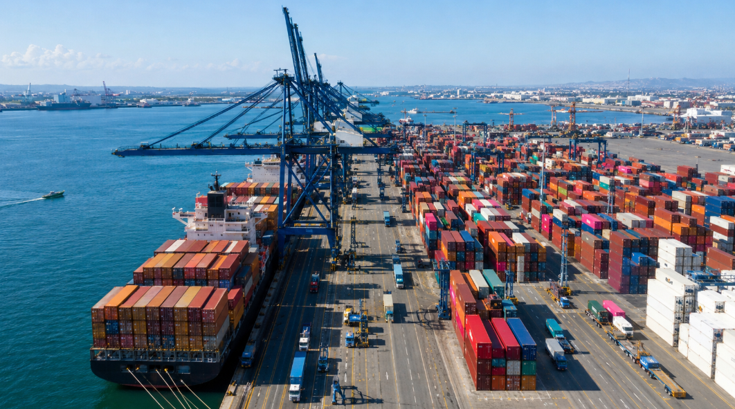 Contenedores de productos químicos en puerto de América Latina listos para despacho aduanero