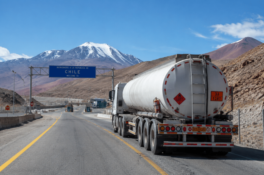 Camión cisterna transportando productos químicos en ruta internacional del Mercosur, fotografía documental diurna