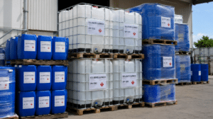 Bidones de alcohol isopropílico en planta industrial